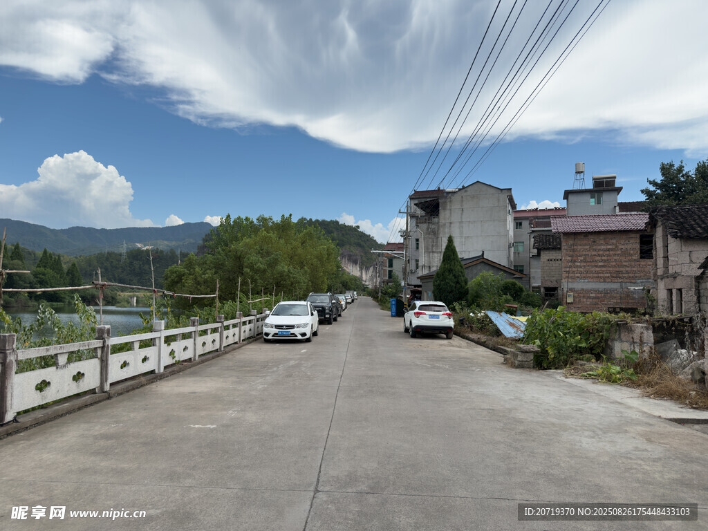 乡村宁静街道与停放车辆