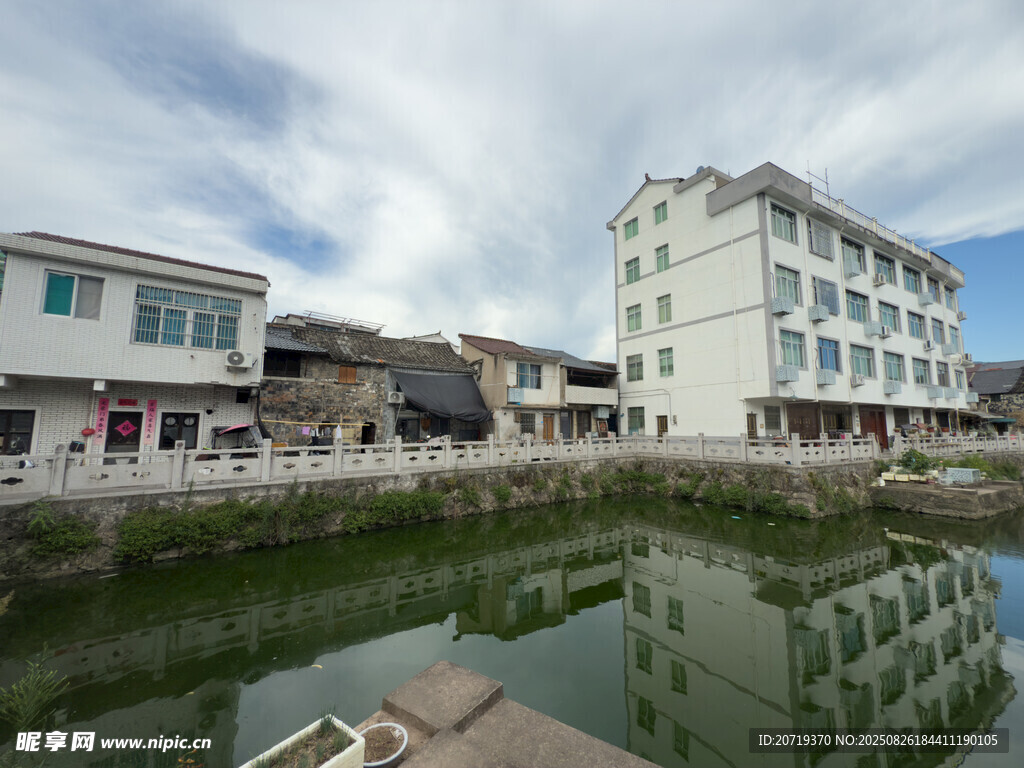 水乡小镇沿河建筑风景