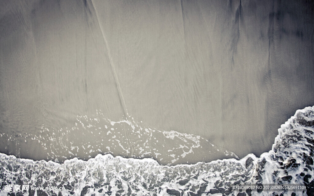 海浪拍打岸边的壮观景象