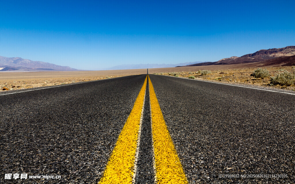 旷野中的双黄线公路