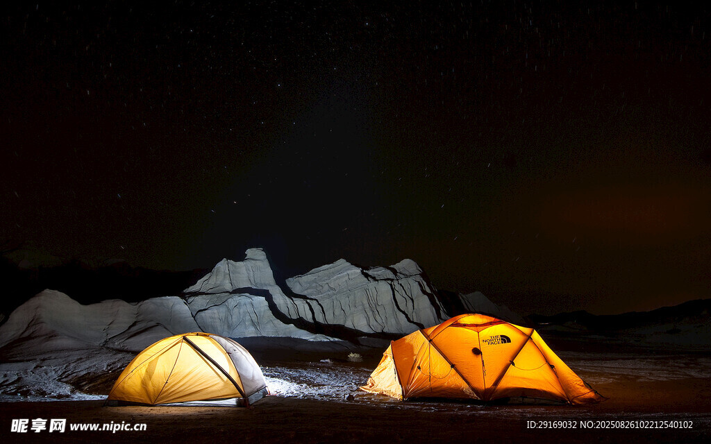 夜晚露营的两顶明亮帐篷
