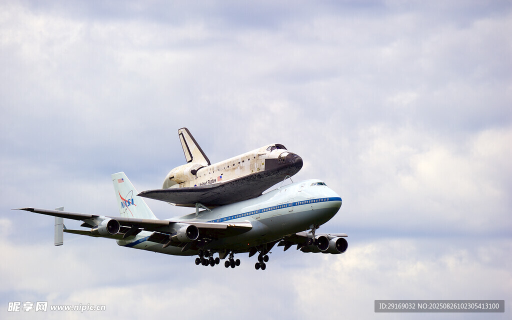航天飞机搭载在飞机上飞行