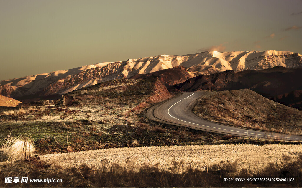 蜿蜒公路穿行于壮丽山峦