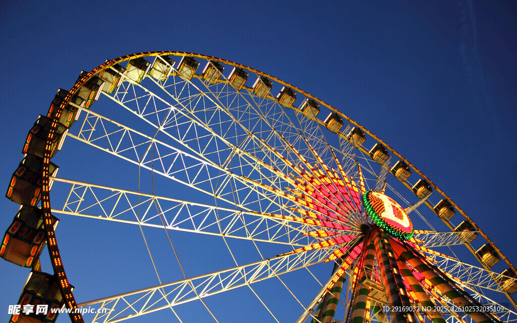 璀璨摩天轮点亮夜空