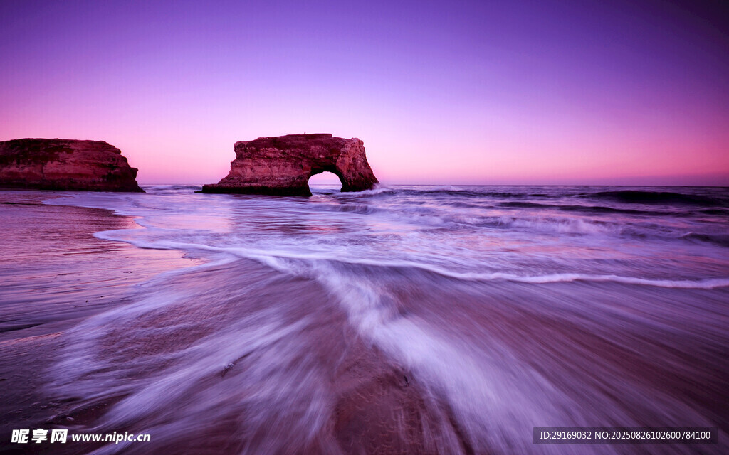 梦幻海滩的壮丽拱形岩石