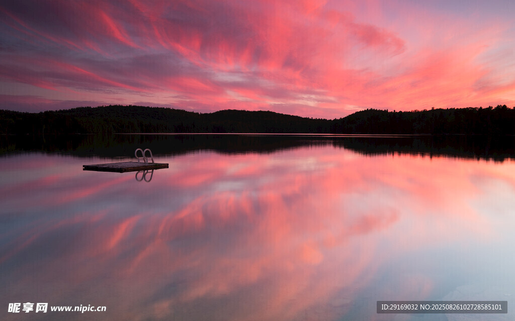 梦幻晚霞下的宁静湖面