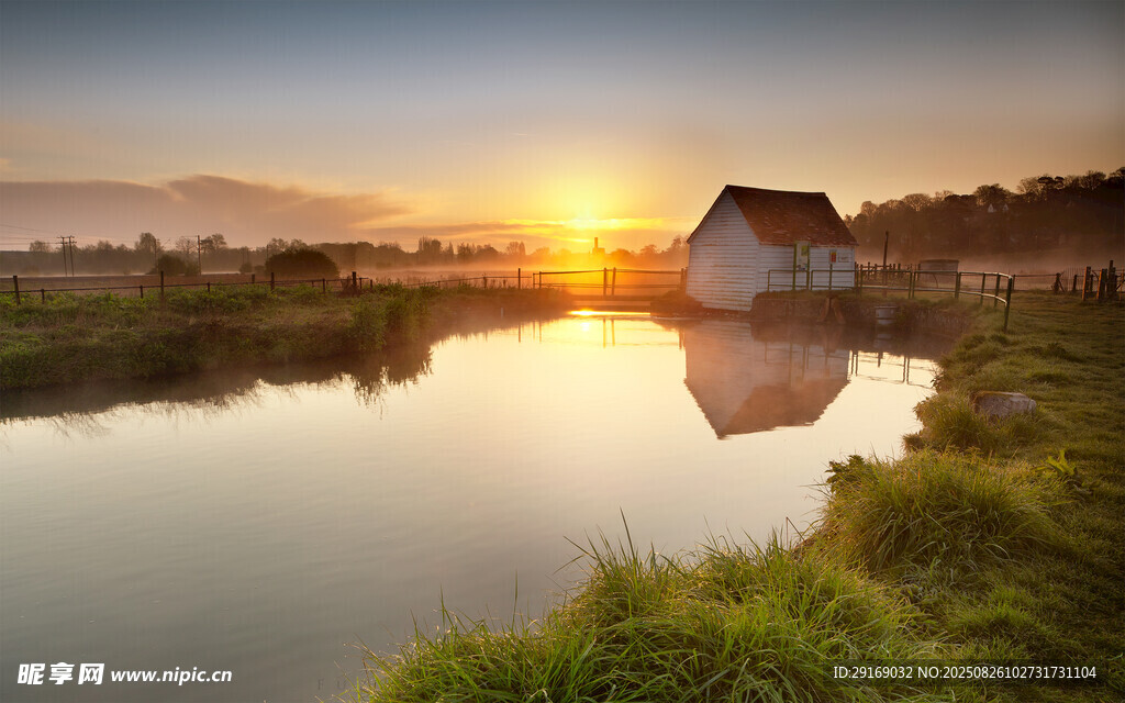 湖畔晨光中的小屋