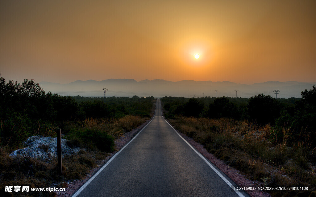 夕阳下的旷野公路
