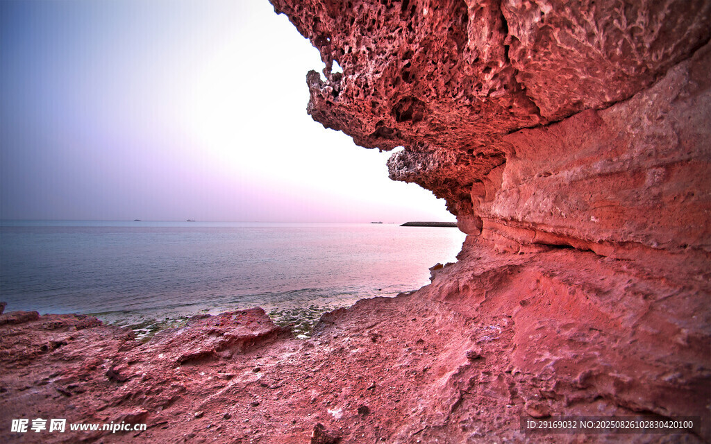 红色崖壁下的壮丽海景