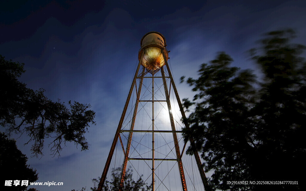 夜空下的高耸水塔