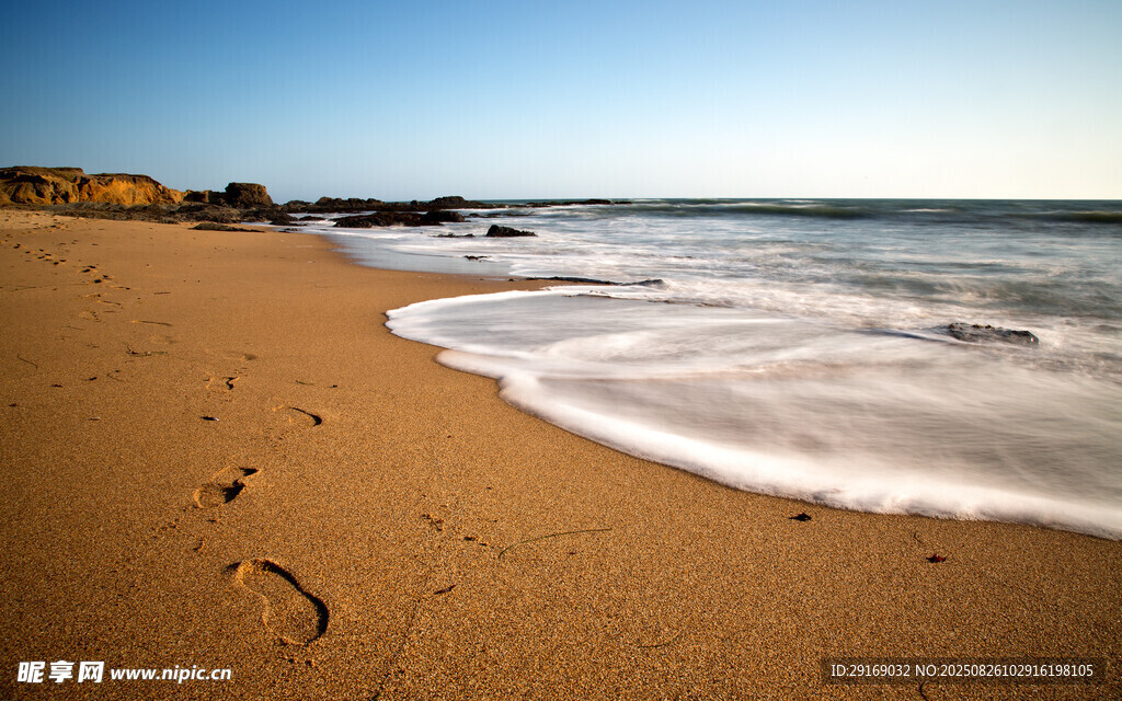 沙滩上的海浪与脚印
