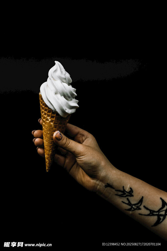 手持冰淇淋的纹身手