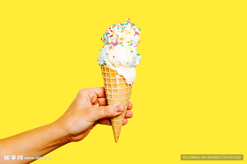 手持多彩冰淇淋