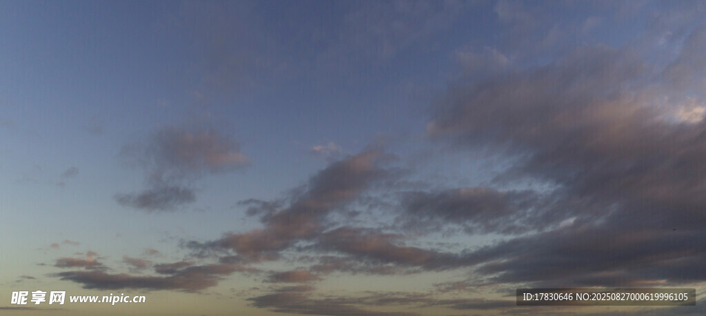 黄昏时分的绚丽天空