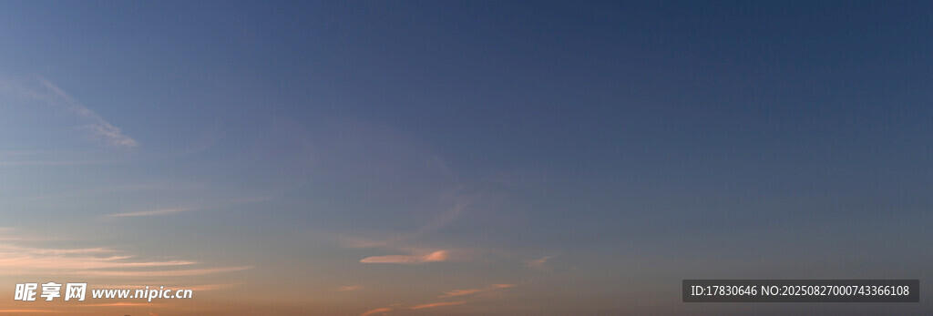 黄昏时分的静谧天空