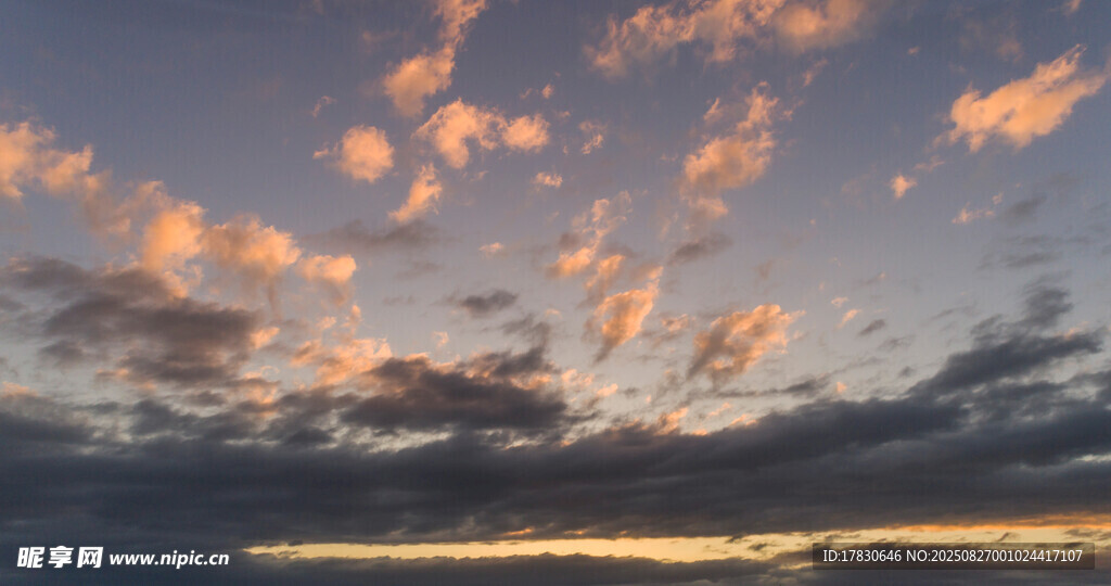 夕阳下绚烂的天空云彩
