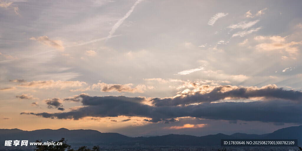黄昏时分的天空与远山