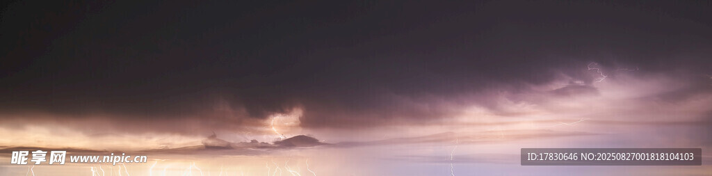 梦幻夜空下的绚烂云彩