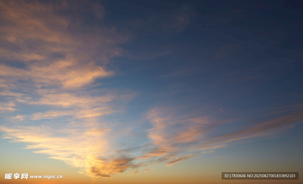 夕阳下的绚丽天空