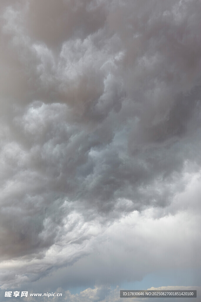 阴沉天空下的厚重云层