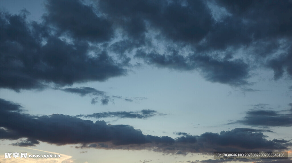傍晚时分的绚丽天空