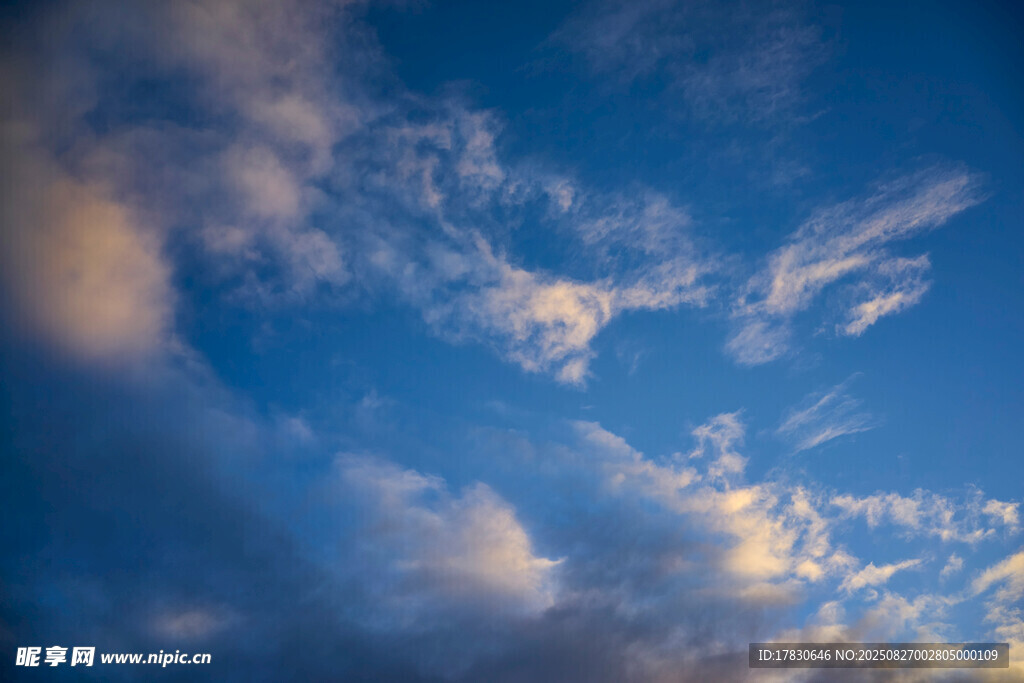 蓝天飘絮状白云