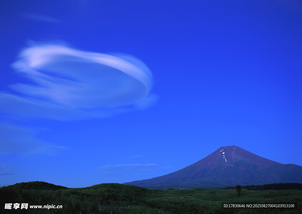 蓝天之下的壮丽富士山