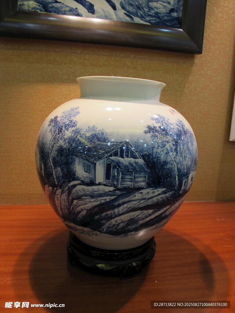 青花瓷瓶置于木桌之上