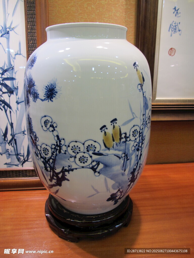 青花瓷瓶 花鸟纹饰典雅