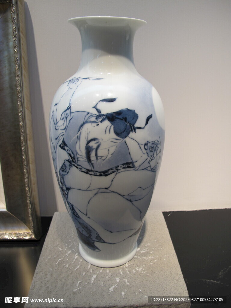 青花人物花瓶