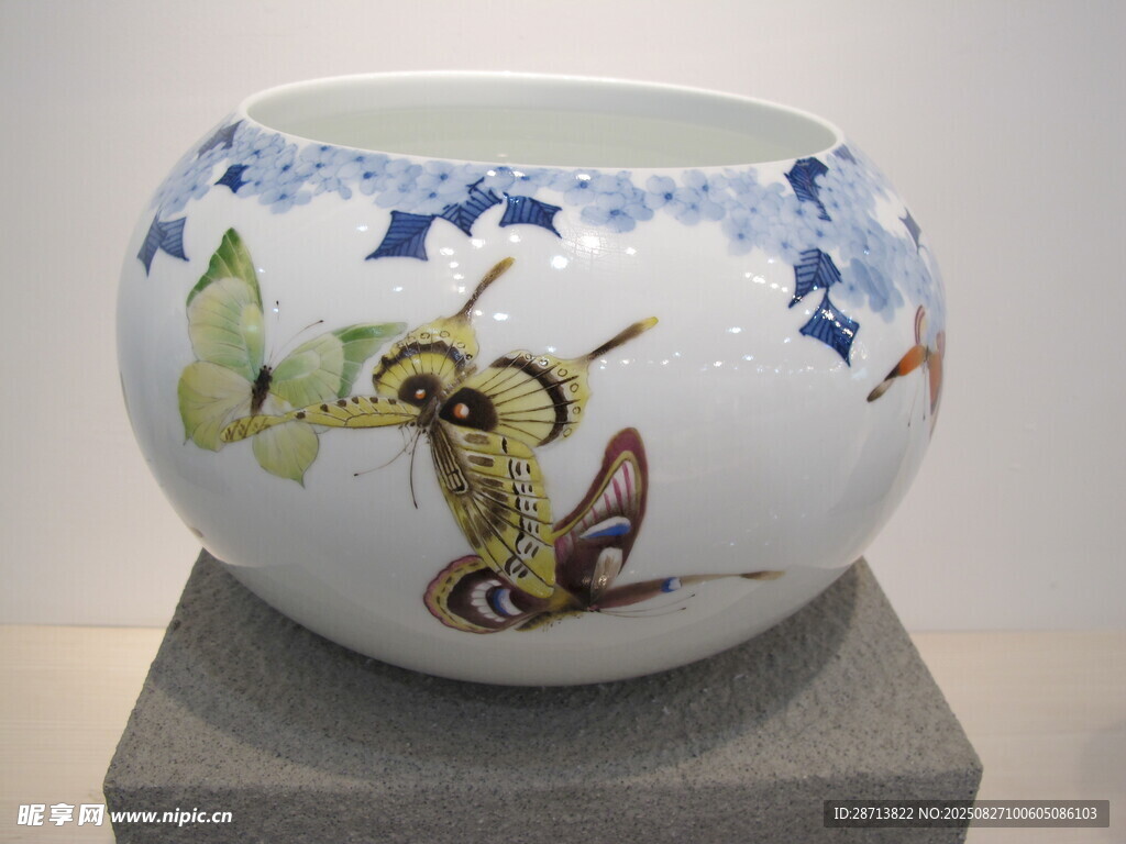 彩绘瓷缸 灵动蝶纹饰