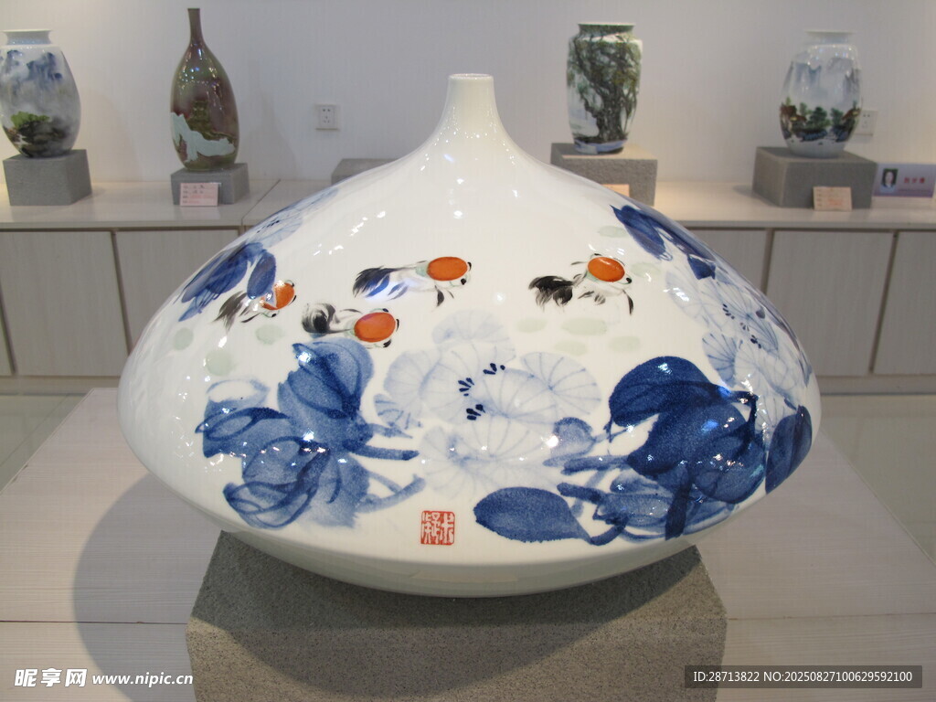 蓝白花卉纹精美陶瓷花瓶