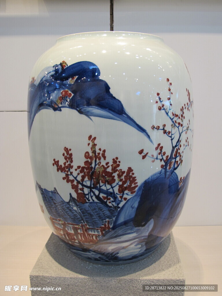 青花山水花卉纹瓷瓶