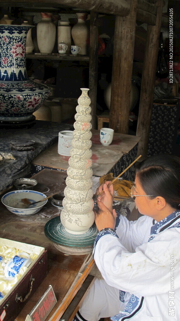 专注雕刻精美瓷塔的匠师