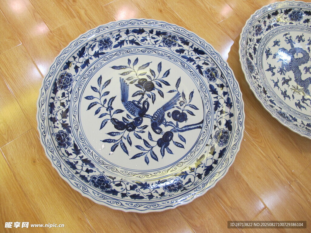 青花双龙纹瓷盘