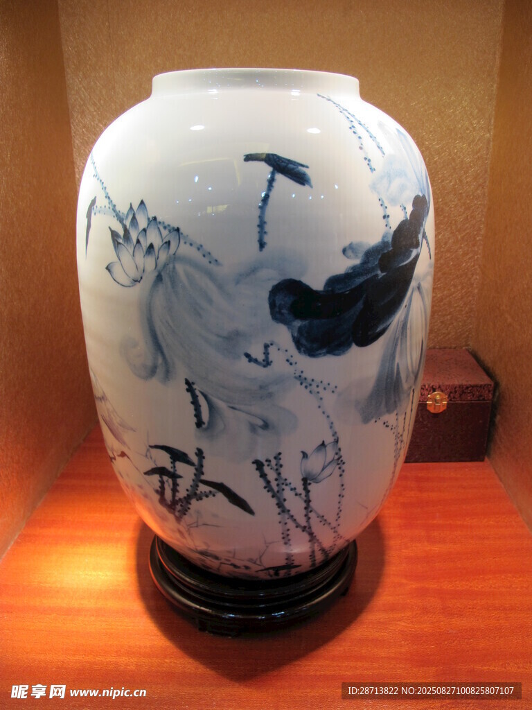 荷花青花瓷瓶 传统艺术之美