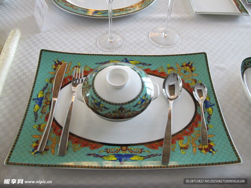 精致餐具摆盘展示