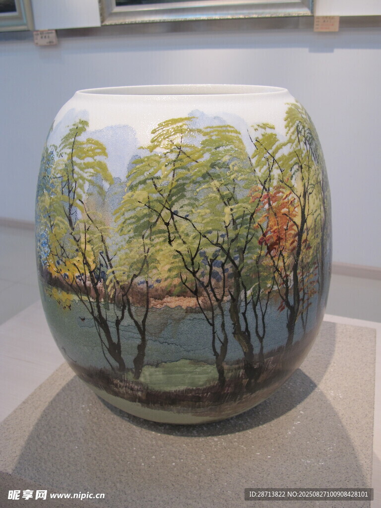 彩绘花瓶展现自然景致