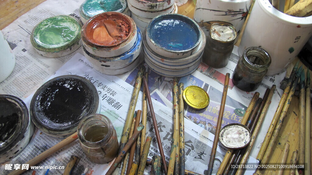 瓷器多彩绘画工具与颜料集合