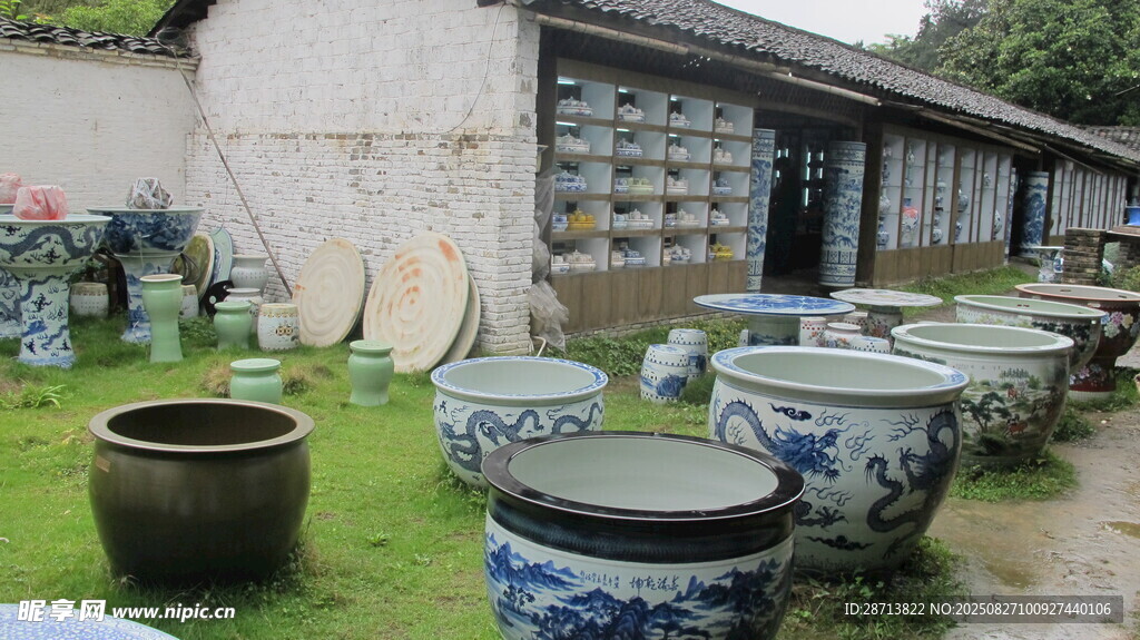 户外摆放的传统青花瓷缸