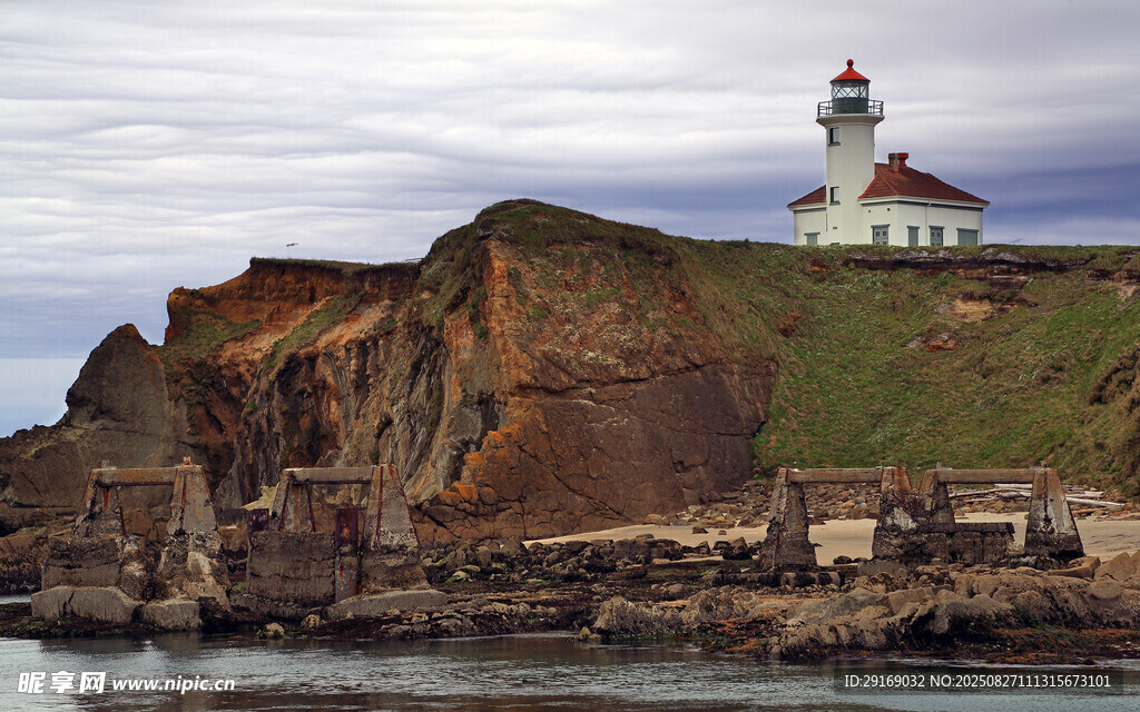 海岸灯塔矗立壮美风景