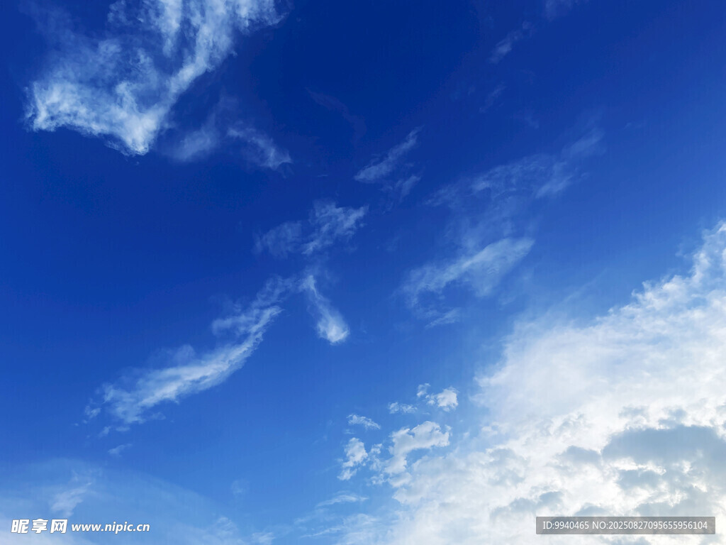 蔚蓝天空中的飘逸白云