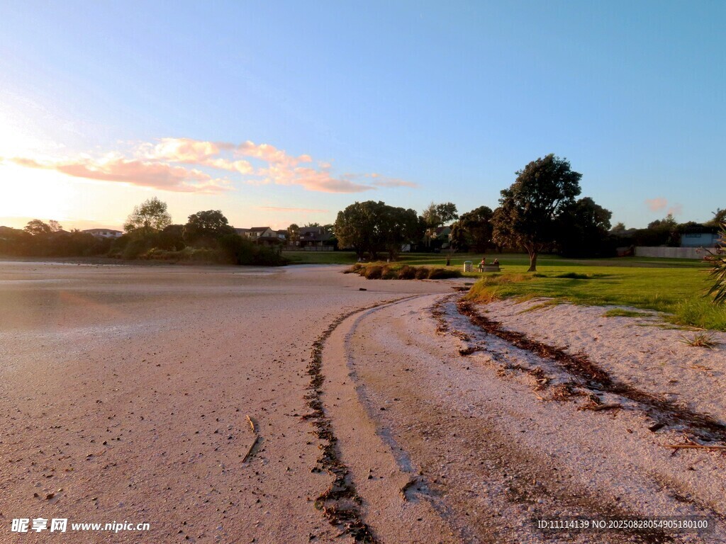 夕阳下的海滩风景
