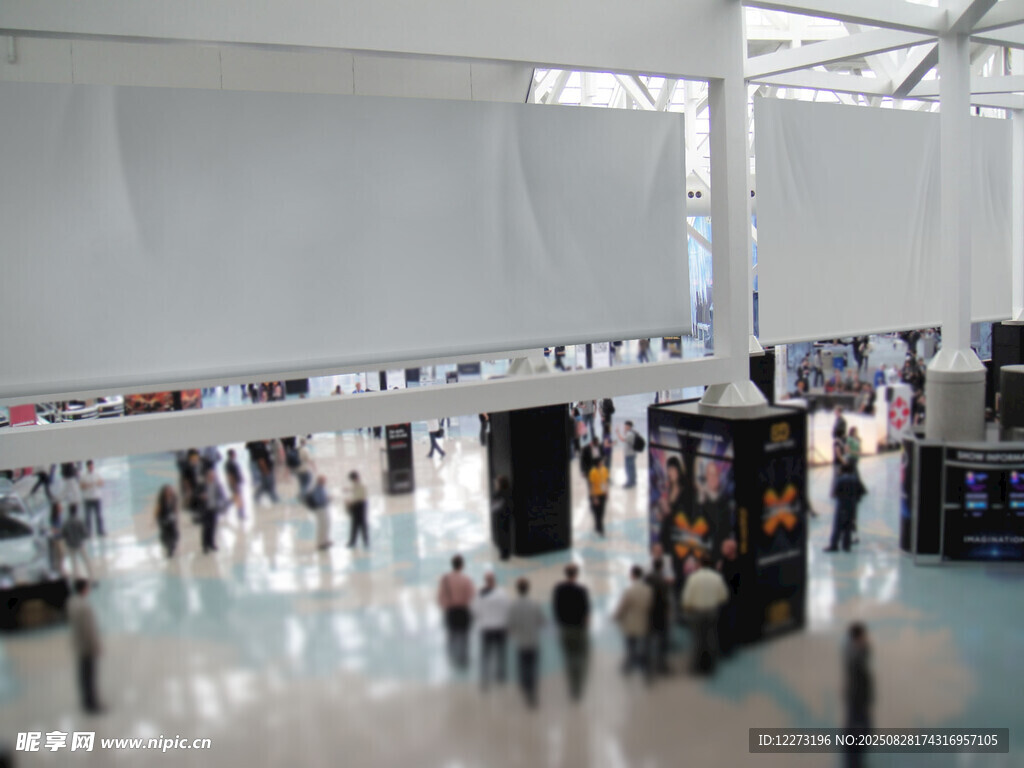 宽敞大厅内人群活动场景