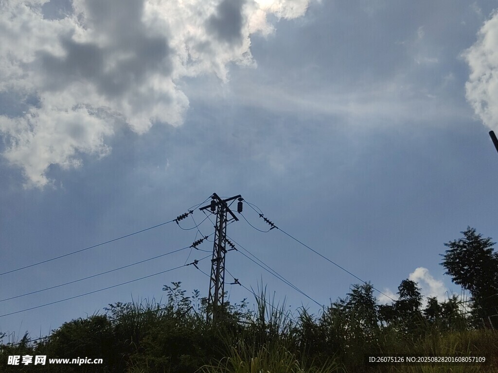 田野上的输电塔与蓝天