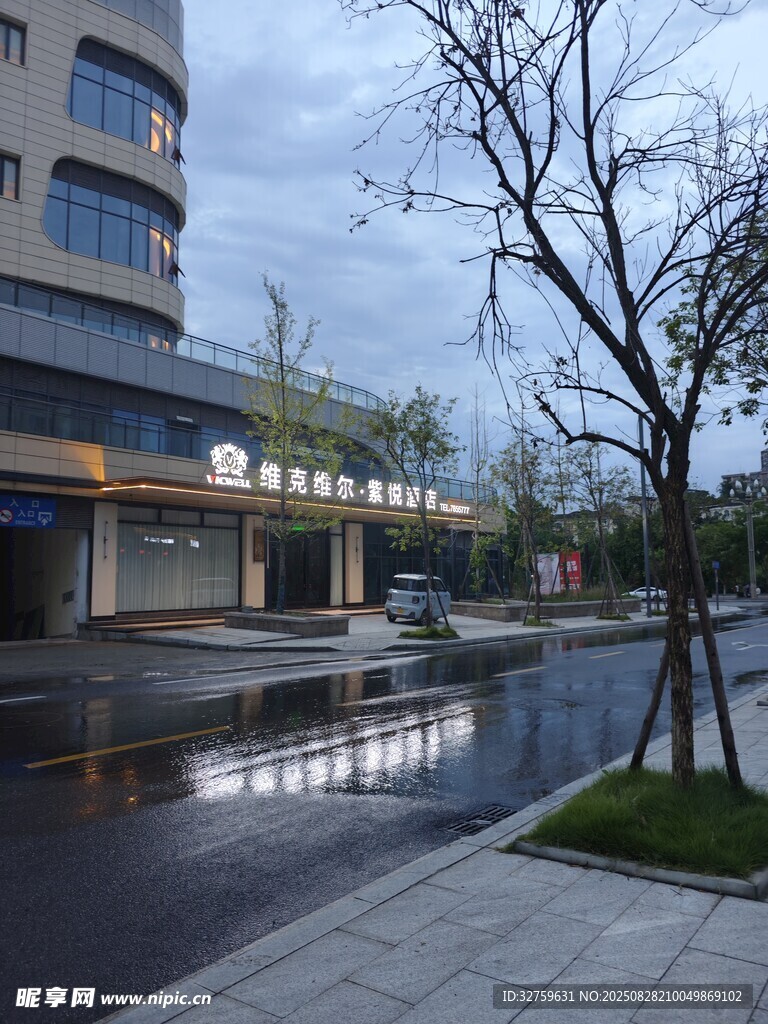 雨后街道旁的现代建筑