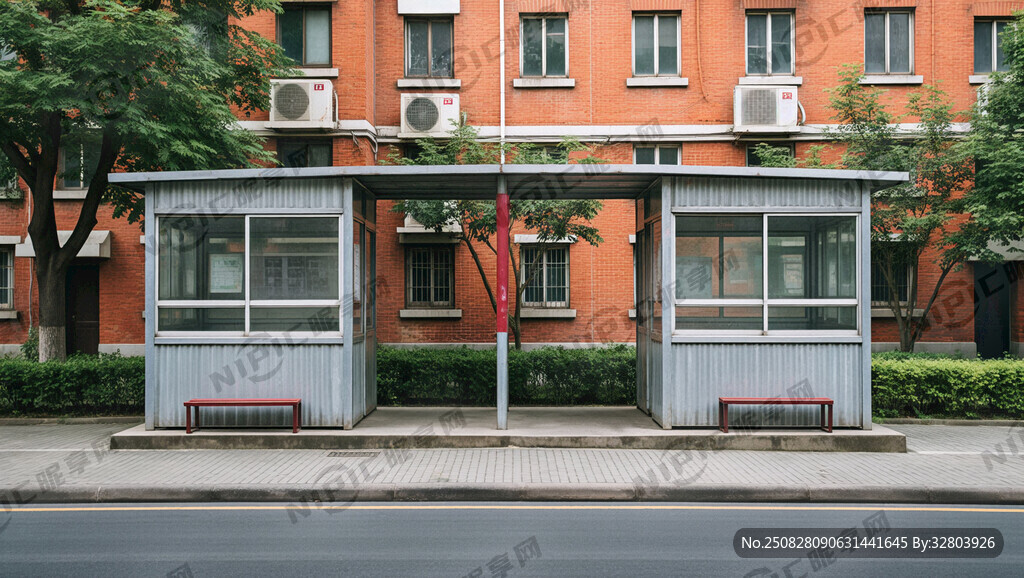 小区大门口有2个金属廊亭