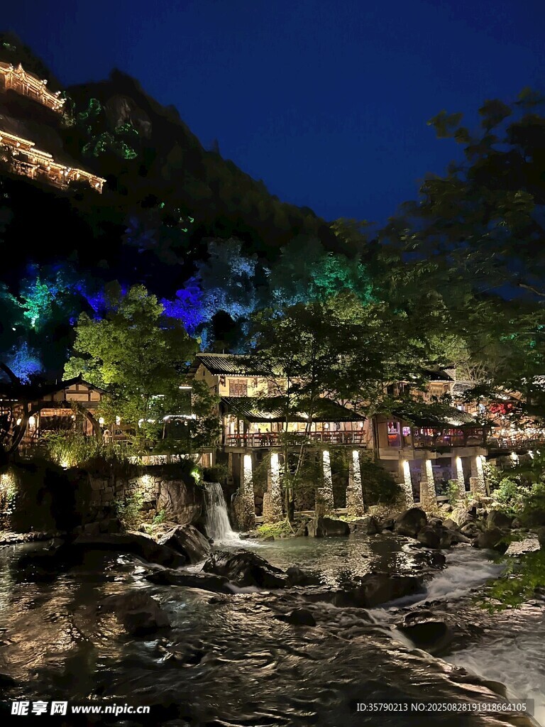夜景中的山水古建景观