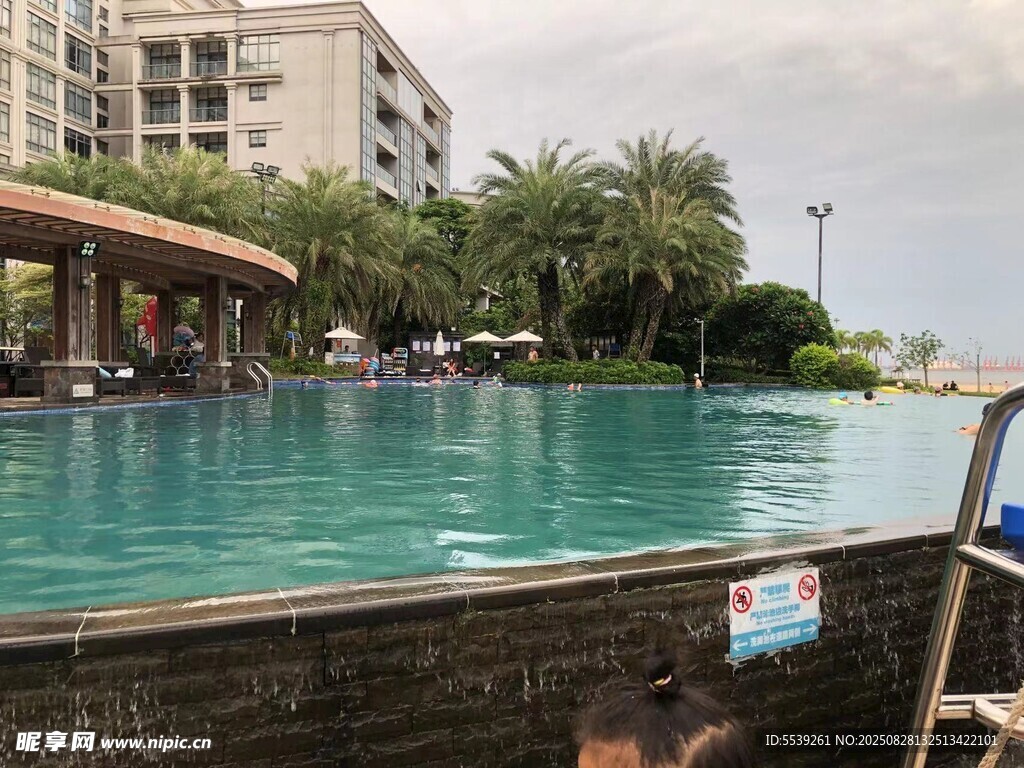 户外泳池及周边景致