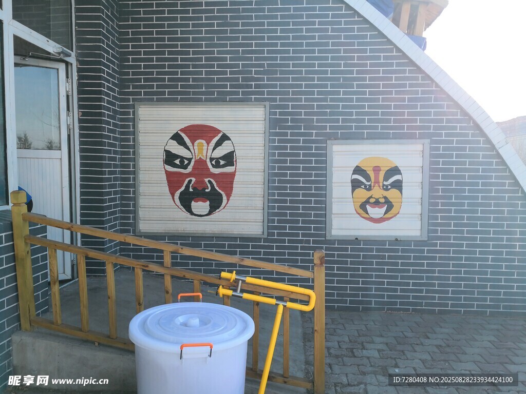 墙上的精美京剧脸谱